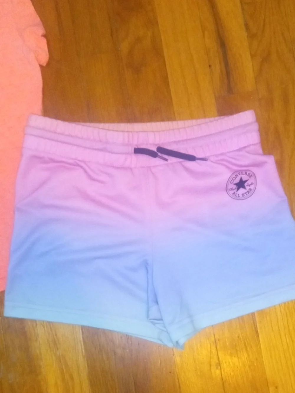 girl med pink purple CONVERSE shorts and short sleeve tee